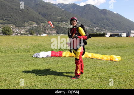 Dieses Mädchen Fallschirmspringer landete mit ihrem Fallschirm und freut sich nun wieder auf den Boden zu werden. Stockfoto