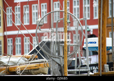 Blick auf der Straße in Kopenhagen aus einer der schönen Grachten. Stockfoto