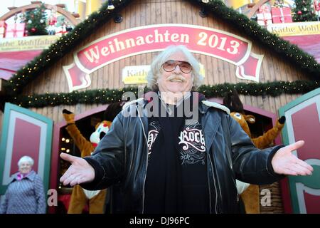 Hamburg, Deutschland. 25. November 2013. Direktor des Zirkus Roncalli Bernhard Paul stellt bei der Eröffnung des Weihnachtsmarktes auf dem Rathaus-Platz in Hamburg, Deutschland, 25. November 2013. Foto: BODO MARKS/Dpa/Alamy Live-Nachrichten Stockfoto