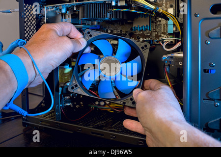 Reparaturen in einem Desktop-Computer. Stockfoto