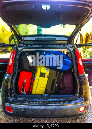 Gepäck im Kofferraum eines Autos gefüllt Stockfoto