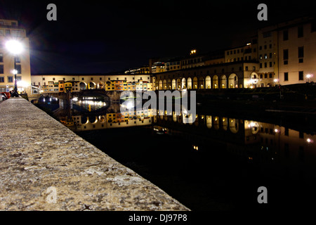 Ponte Vecchio Brücke über den Arno in der Nacht, Florenz, Italien Stockfoto