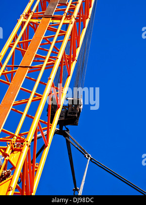 große gelbe Kran in Werft Stockfoto