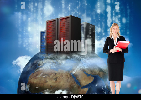 Zusammengesetztes Bild der Geschäftsfrau lächelnd und hält Ordner Stockfoto