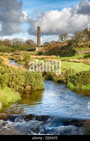 The ruins of an old tin mine next to a tinning stream near St Breward on Bodmin Moor in Cornwall Stockfoto