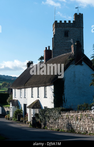 Dunsford, Devon, Cob und Stroh, Volksmund, Dartmoor Nationalpark, Schornstein, Cottage, Handwerk, Dartmoor, Devon, Englisch Kultur, Hügel, Haus, idyllisch, Stroh Stockfoto