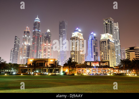 Strand-Nachtbeleuchtung des Luxus-Hotels, Dubai, Vereinigte Arabische Emirate Stockfoto