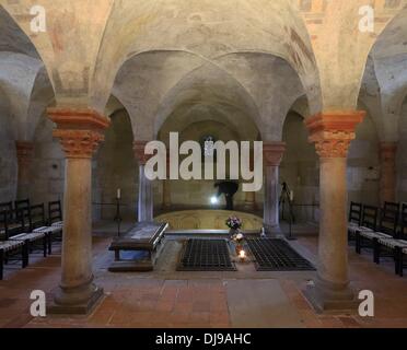 Quedlinburg, Deutschland. 18. November 2013. Ein Journalist filmt die Confessio in der Krypta der Stiftskirche "Sankt Servatius" in Quedlinburg, Deutschland, 18. November 2013. Nach einer umfangreichen Renovierung der Zimmer mit seinen Säulen und die Gräber von Heinrich I. und seiner Frau wurde Mathilde der Öffentlichkeit vorgestellt. Die Kirche gehört zum UNESCO-Weltkulturerbe seit 1994. Foto: Jens Wolf/ZB/Dpa/Alamy Live News Stockfoto