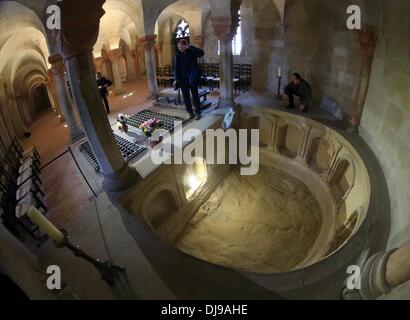 Quedlinburg, Deutschland. 18. November 2013. Journalisten während einer Tournee in der Confessio in der Krypta der Stiftskirche Kirche "Sankt Servatius" in Quedlinburg, Deutschland, 18. November 2013. Nach einer umfangreichen Renovierung der Zimmer mit seinen Säulen und die Gräber von Heinrich I. und seiner Frau wurde Mathilde der Öffentlichkeit vorgestellt. Die Kirche gehört zum UNESCO-Weltkulturerbe seit 1994. Foto: Jens Wolf/ZB/Dpa/Alamy Live News Stockfoto