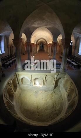 Quedlinburg, Deutschland. 18. November 2013. Die Confessio in der Krypta der Stiftskirche "Sankt Servatius" wird mit einem fisheye-Objektiv in Quedlinburg, Deutschland, 18. November 2013 aufgenommen. Nach einer umfangreichen Renovierung der Zimmer mit seinen Säulen und die Gräber von Heinrich I. und seiner Frau wurde Mathilde der Öffentlichkeit vorgestellt. Die Kirche gehört zum UNESCO-Weltkulturerbe seit 1994. Foto: Jens Wolf/ZB/Dpa/Alamy Live News Stockfoto