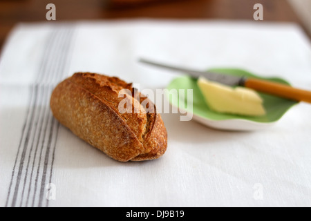 Knusprige Brötchen mit butter Stockfoto