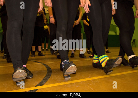 Teenage Dance Troupe, die zu einer bundesweiten synchronisiert tapathon für Kinder in Not 2013, Alton, Hampshire, UK. Stockfoto