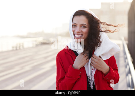 Gemischte Rassen Frau zu Fuß auf pier Stockfoto