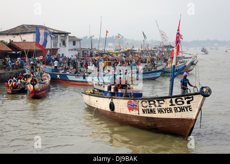 Angelboote/Fischerboote im Hafen von Elmina, Ghana Stockfoto