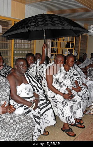 Trauernde tragen traditionelle weiße und schwarze Beerdigung Adrinka Kleidung, Kumasi, Ghana Stockfoto