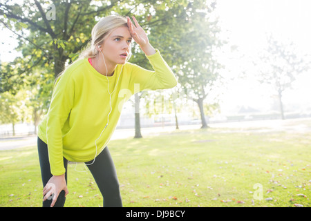 Aktiven erschöpft blonde anhalten nach der Ausführung Stockfoto