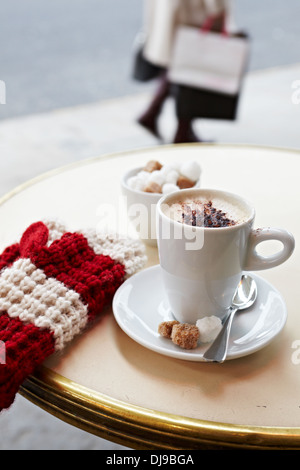 Christmas shopping brechen. Nicole Farhi, Westbourne Grove, London, England, Großbritannien Stockfoto