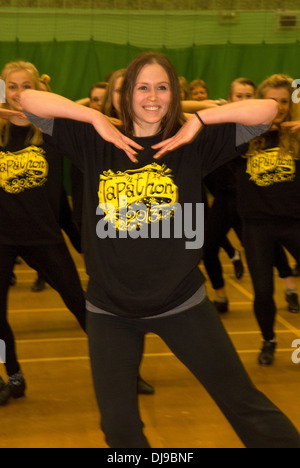 Teenage Dance Troupe, die zu einer bundesweiten synchronisiert tapathon für Kinder in Not 2013, Alton, Hampshire, UK. Stockfoto