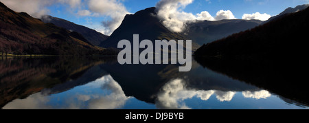 Blick zum Fleetwith Hecht in Buttermere wider; Lake District National Park; Cumbria; England; UK Stockfoto