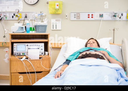 Frau in der aktiven Arbeit mit CTG-Maschine Stockfoto