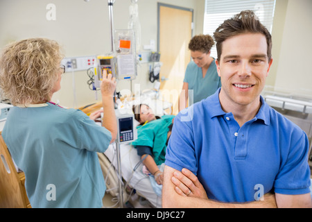Stolze werdende Vater im Krankenhaus Stockfoto