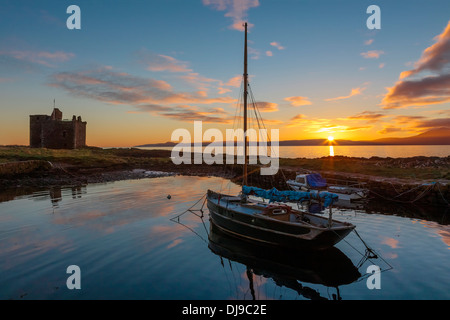 Sonnenuntergang über der Isle of Arran, Firth of Clyde, Strathclyde, Schottland, UK, Großbritannien, aus den Hafen von Portencross betrachtet, Stockfoto