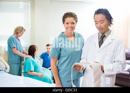 Arzt und Krankenschwester Examin CTG Bericht Stockfoto