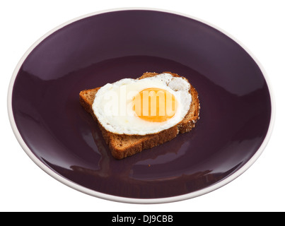 Sandwich von Spiegelei und Toast auf Platte isoliert auf weißem Hintergrund Stockfoto
