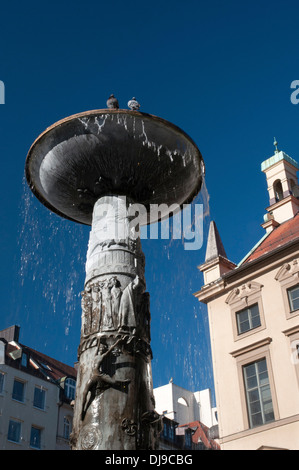 Zier Brunnen Marienplatz München Bayern Deutschland Stockfoto