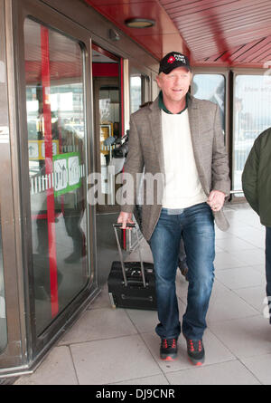 Boris Becker am Flughafen Tegel ankommen. Berlin, Deutschland - 16.04.2012 Stockfoto