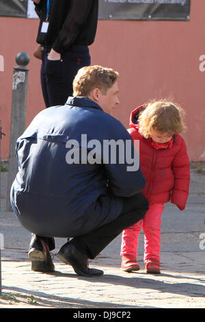 Matthias Schweighoefer wird durch seine Tochter Greta am Set seines neuen Films "Der Schlussmacher" besucht. Berlin, Deutschland - 16.04.2012 Stockfoto