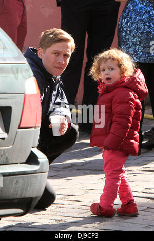Matthias Schweighoefer wird durch seine Tochter Greta am Set seines neuen Films "Der Schlussmacher" besucht. Berlin, Deutschland - 16.04.2012 Stockfoto