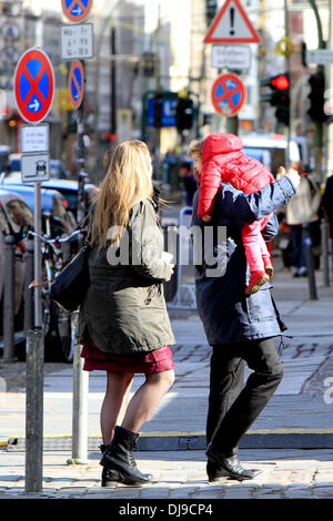 Matthias Schweighoefer wird durch seine Tochter Greta am Set seines neuen Films "Der Schlussmacher" besucht. Berlin, Deutschland - 16.04.2012 Stockfoto