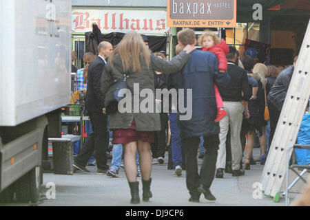 Matthias Schweighoefer ist durch seine Tochter Greta am Set seines neuen Films "Der Schlussmacher" besucht, während eine nicht identifizierte Frau ihn auf seinem Rücken ohrfeigt. Berlin, Deutschland - 16.04.2012 Stockfoto