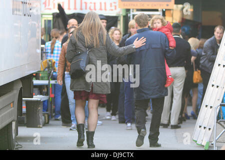 Matthias Schweighoefer ist durch seine Tochter Greta am Set seines neuen Films "Der Schlussmacher" besucht, während eine nicht identifizierte Frau ihn auf seinem Rücken ohrfeigt. Berlin, Deutschland - 16.04.2012 Stockfoto
