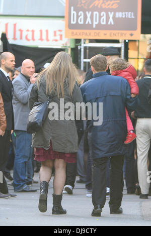 Matthias Schweighoefer wird durch seine Tochter Greta am Set seines neuen Films "Der Schlussmacher" besucht. Berlin, Deutschland - 16.04.2012 Stockfoto