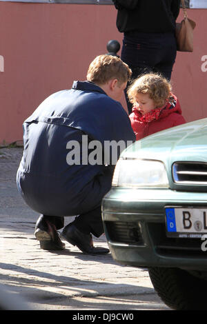 Matthias Schweighoefer wird durch seine Tochter Greta am Set seines neuen Films "Der Schlussmacher" besucht. Berlin, Deutschland - 16.04.2012 Stockfoto