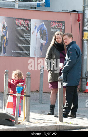 Matthias Schweighoefer wird durch seine Tochter Greta und einer nicht identifizierten Frau am Set seines neuen Films "Der Schlussmacher" besucht. Berlin, Deutschland - 16.04.2012 Stockfoto