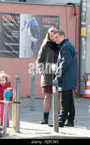 Matthias Schweighoefer wird durch seine Tochter Greta und einer nicht identifizierten Frau am Set seines neuen Films "Der Schlussmacher" besucht. Berlin, Deutschland - 16.04.2012 Stockfoto