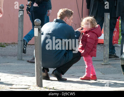 Matthias Schweighoefer wird durch seine Tochter Greta am Set seines neuen Films "Der Schlussmacher" besucht. Berlin, Deutschland - 16.04.2012 Stockfoto