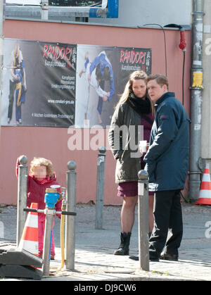 Matthias Schweighoefer wird durch seine Tochter Greta und einer nicht identifizierten Frau am Set seines neuen Films "Der Schlussmacher" besucht. Berlin, Deutschland - 16.04.2012 Stockfoto