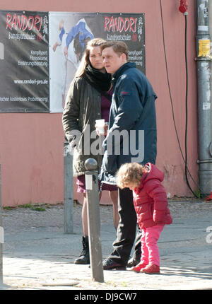 Matthias Schweighoefer wird durch seine Tochter Greta am Set seines neuen Films "Der Schlussmacher" besucht. Berlin, Deutschland - 16.04.2012 Stockfoto