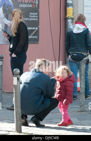 Matthias Schweighoefer wird durch seine Tochter Greta am Set seines neuen Films "Der Schlussmacher" besucht. Berlin, Deutschland - 16.04.2012 Stockfoto