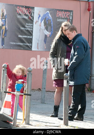 Matthias Schweighoefer wird durch seine Tochter Greta am Set seines neuen Films "Der Schlussmacher" besucht. Berlin, Deutschland - 16.04.2012 Stockfoto