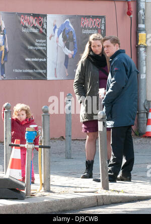 Matthias Schweighoefer wird durch seine Tochter Greta am Set seines neuen Films "Der Schlussmacher" besucht. Berlin, Deutschland - 16.04.2012 Stockfoto