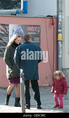 Matthias Schweighoefer wird durch seine Tochter Greta am Set seines neuen Films "Der Schlussmacher" besucht. Berlin, Deutschland - 16.04.2012 Stockfoto