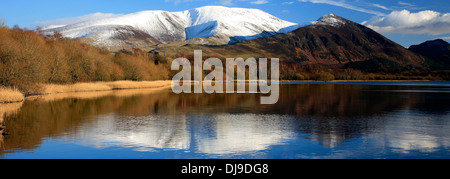 Winter Schnee auf Skiddaw Berg spiegelt sich in Bassenthwaite Lake District National Park; England; UK Stockfoto