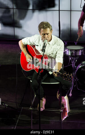 Peter Maffay Stiftung erhält Spende von Volkswagen Partner bei Frühlingsfest im Volkswagen Automobile Autohaus. Berlin, Deutschland - 20.04.2012- Stockfoto