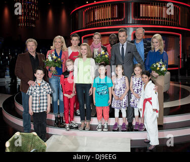 Oliver Kahn, Judith Milberg, Philipp Boy, Dr. Christine Theiss, Nelson Müller, Kai Pflaume, Axel Milberg, Judith Rakers und Gast bei der Aufzeichnung der ARD TV-Show "Klein Gegen Gross im Studio Adlershof. Berlin, Deutschland - 22.04.2012 Stockfoto