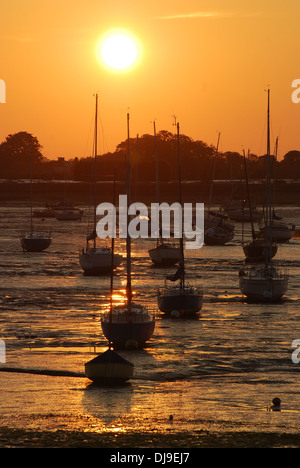 Sonnenaufgang am Fluss Blackwater bei Heybridge bei Ebbe Stockfoto